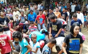 FOTO MAULID NABI MUHAMMAD : Begini Serunya Sebar Udikan Madiun