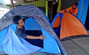 FOTO TAHUN BARU 2016 : Permintaan Sewa Alat Pendakian Meningkat