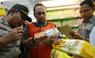 FOTO HARI NATAL 2015 : Ini Makanan Kedaluwarsa Supermarket Kediri