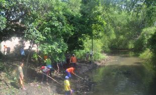 SUNGAI DI SUKOHARJO : Sejumlah Elemen Bersatu Padu Bersih-Bersih Sungai Langsur