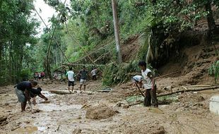 TANAH LONGSOR KULONPROGO : Seorang Warga Nyaris Tertimbun Longsor di Jalan Menuju Curug Sigembor