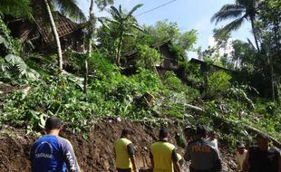 TANAH LONGSOR KULONPROGO : Longsor Tutup Jalan dan Merusak Dapur Rumah Warga