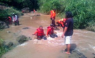 ANAK TENGGELAM : Tim SAR Terus Cari Balita Terseret Arus Sungai Kaligarang Semarang