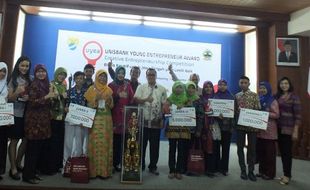 KEGIATAN KAMPUS : Berkat Ide Bisnis Tas Laptop, Tim SMAN 3 Semarang Sabet Juara UYEA 2015