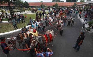 JUMENENGAN PAKU ALAM X : Manik Koemala yang Serba Unik