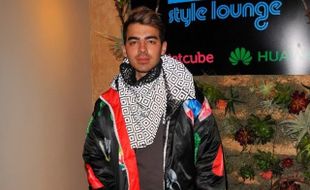 KISAH UNIK : Wah! Joe Jonas Pakai Jaket Gambar Mi Ayam