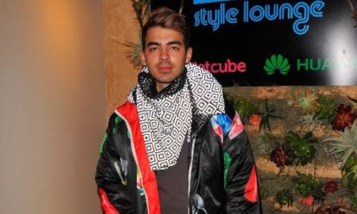 KISAH UNIK : Jaket Mi Ayam Joe Jonas Ternyata Dirancang Pria Bernama Hartono