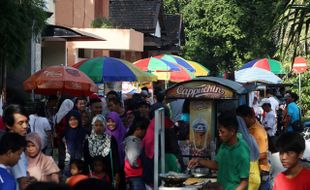 CFD SOLO : Warga Keluhkan PKL Berpayung Makin Marak di CFD Slamet Riyadi