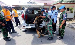 FOTO BANDARA ADISUTJIPTO : Anjing Pelacak Ikut Mengamankan