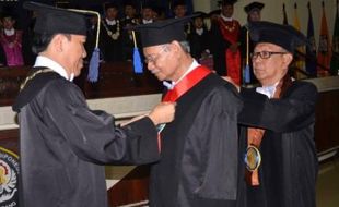 GURU BESAR UNDIP : Dikukuhkan Jadi Guru Besar, Achmad Busro Singgung MEA