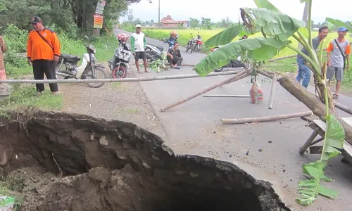 KERUSAKAN INFRASTRUKTUR KLATEN : Jembatan Troso Ambrol, Jalan Penggung-Karanganom Terputus