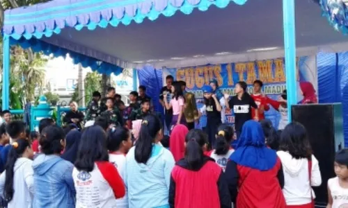 FOTO CAR FREE DAY MADIUN : Begini Dangdutan Siswa SD Madiun