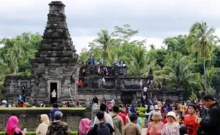 Foto Candi Penataran Padat Wisatawan