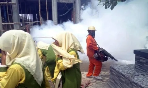 FOTO DEMAM BERDARAH BOJONEGORO : Sekolah Diasapi, Siswi-Siswi Semburat