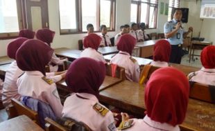 FOTO MASYARAKAT EKONOMI ASEAN : Jelang MEA, Imigrasi Madiun ke SMK