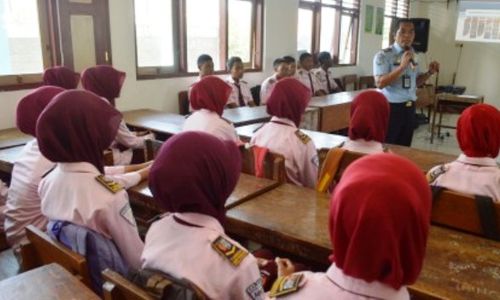 FOTO MASYARAKAT EKONOMI ASEAN : Jelang MEA, Imigrasi Madiun ke SMK