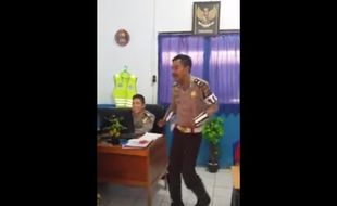 VIDEO LUCU YOUTUBE : Kocak, Polisi Ikut-Ikutan Joget Cantik Sambalado