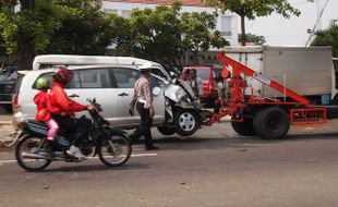 KECELAKAAN KARANGANYAR : 2 Mobil dan 4 Motor Bertabrakan, 2 Luka