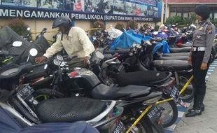 KISAH UNIK : Motor Anak Disita saat Balap Liar, Bapak ke Mapolres Selimuti Motor