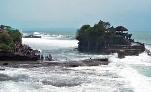 TAHUN BARU 2016 : Lolos dari Selfie Maut di Tebing Tanah Lot, Turis Tiongkok Menyesal