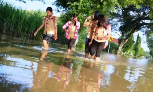 BANJIR BLITAR : Air Genangi Kelas, Sekolah Liburkan Siswa