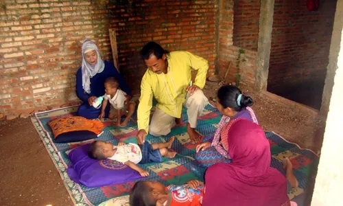 PENGOBATAN TRADISIONAL SRAGEN : Begini Cara Darwi Obati Ratusan Pasien