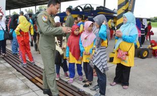 LANUD ISWAHJUDI : Giliran SD Kreatif Muhammadiyah Surabaya Datangi Lanud Iswahjudi...