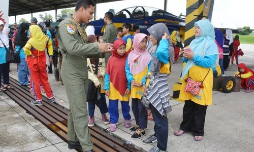 LANUD ISWAHJUDI : Giliran SD Kreatif Muhammadiyah Surabaya Datangi Lanud Iswahjudi...