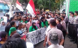 UNJUK RASA MAGETAN : Protes MTA, Warga Desa Sugihwaras Geruduk Bakesbangpol Magetan