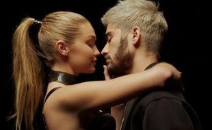 SENSASI ARTIS: Jalan Bareng, Zayn Malik Sengaja Cium Gigi Hadid di Mobil