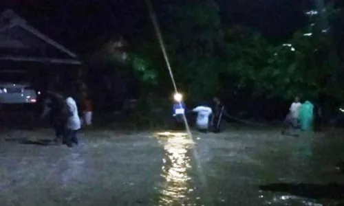 BANJIR BOJONEGORO : Lumpur Banjir Bandang Lapisi Jalan di Bojonegoro