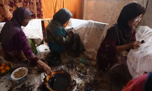 FOTO BATIK LASEM : Batik Lasem Rembang Kian Berkembang