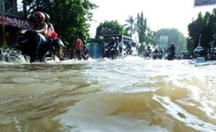 FOTO BANJIR JOMBANG : Begini Genangan Jalur Jombang-Madiun