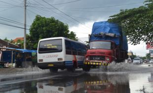 INFRASTRUKTUR SUKOHARJO : Tak Ada Drainase, Jl. Slamet Riyadi Makamhaji Tergenang Saat Hujan