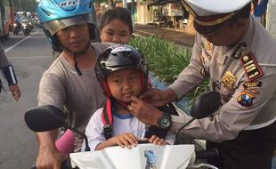 LALU LINTAS NGAWI : Polisi Ngawi Bagikan Helm Gratis untuk Anak-Anak