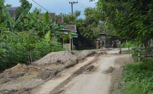 JALAN RUSAK NGAWI : Truk Galian C Magetan Bikin Rusak Jalan Ngawi, Ada Kongkalikong?