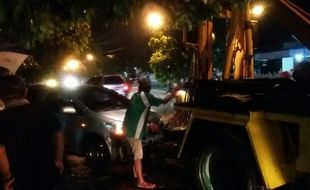 KECELAKAAN MADIUN : Jalan Madiun Licin saat Hujan, Honda Jazz Tergelincir Hantam Pohon