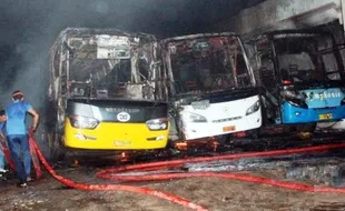 KEBAKARAN TULUNGAGUNG : 3 Bus Pariwisata Tulungagung Terbakar Sekaligus