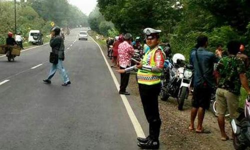 KISAH MISTERI : Peti Mati Misterius di Tepi Jl. Raya Solo-Ngawi Bikin Heboh Warga