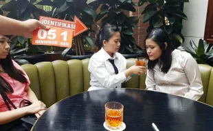 ES KOPI BERUJUNG MAUT : Mirna Ambruk, Jessica: Kalian Campur Apa Kopinya?