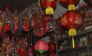 IMLEK 2016 : Lampion, Angpao, & Bunga Mei Hwa Paling Diburu