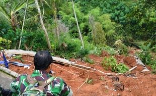 LONGSOR MADIUN : Tebing Longsor di Lereng Wilis Ancam Rumah Warga