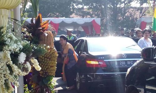 JUMENENGAN PAKU ALAM X : Megawati Bersama Puan Maharani Hadir di Pura Pakualaman