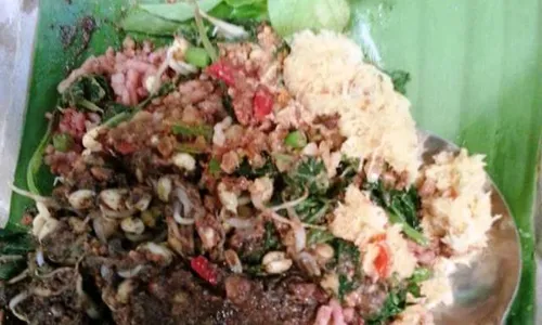 KULINER MADIUN : Warga Madiun Tertarik Nikmati Pecel Ndeso dari Solo