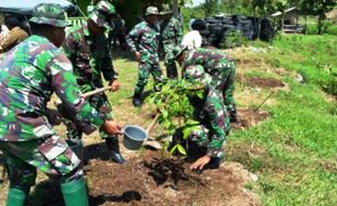 PENGHIJAUAN MADIUN : Hijaukan Gunung Kendil, Kodim 0803/Madiun Tanam 750 Pohon