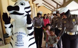 FOTO ORMAS GAFATAR : Begini Polisi Hibur Anak Mantan Gafatar