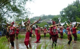 INTERNATIONAL RAIN FESTIVAL 2016 : Sarat Sensasi, Begini Aksi Seniman Merespons Hujan dan Lumpur