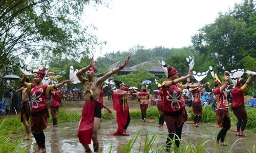 INTERNATIONAL RAIN FESTIVAL 2016 : Sarat Sensasi, Begini Aksi Seniman Merespons Hujan dan Lumpur