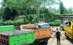 PENAMBANGAN PASIR : Polres Tulungagung Cokok Belasan Penambang Liar