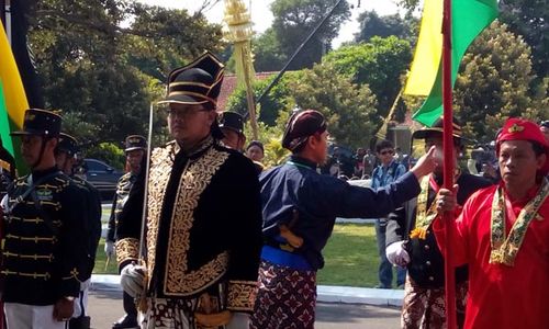 JUMENENGAN PAKU ALAM X : Prajurit Kepanasan, Ada Petugas Penyemprot Wajah